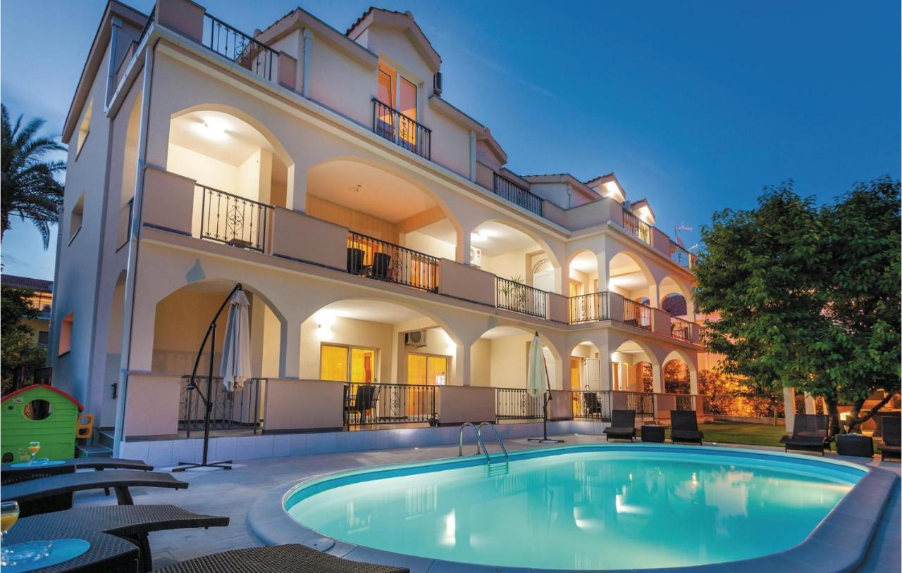 Lovely Apartment In Kastel Stafilic With Jacuzzi คาชเตลา ภายนอก รูปภาพ