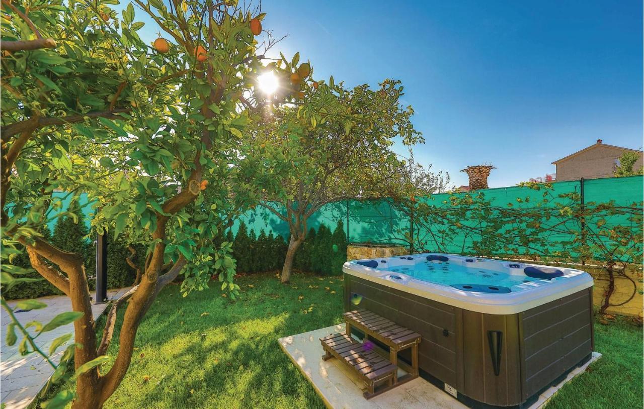 Lovely Apartment In Kastel Stafilic With Jacuzzi คาชเตลา ภายนอก รูปภาพ