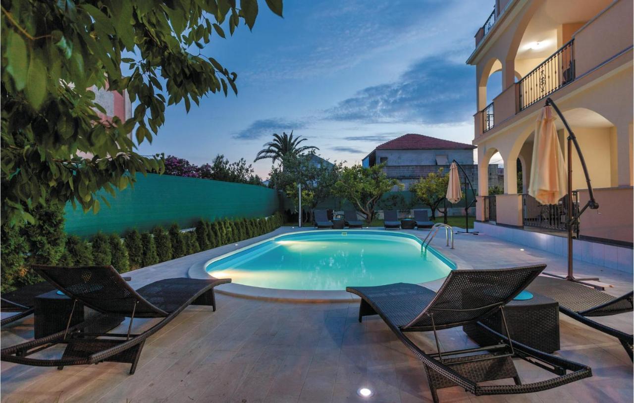 Lovely Apartment In Kastel Stafilic With Jacuzzi คาชเตลา ภายนอก รูปภาพ